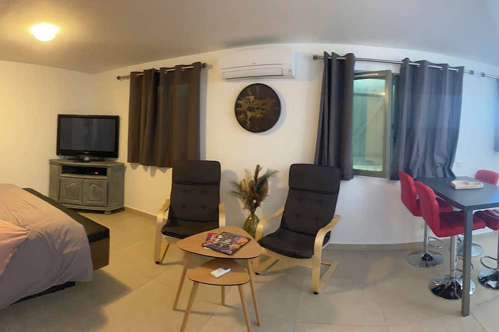 Appartement entier, Le Cupidon, 2 à 4 pers avec Baignoire-Balnéo. Nid d'Amour  Nuit de Souvenirs in Montmeyan, Région de Brignoles