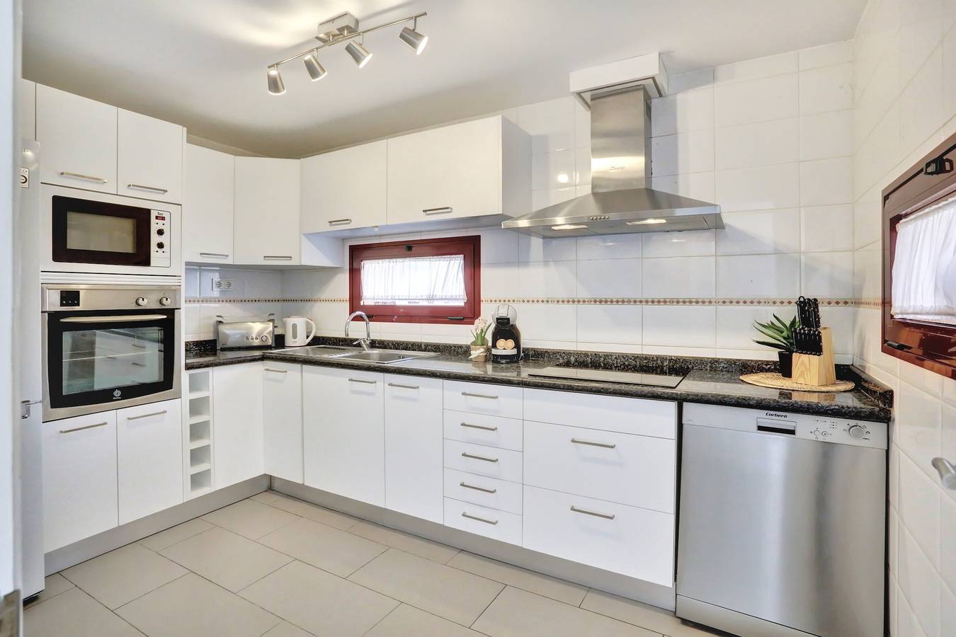 Holiday Home 'Casa Mavadel' with Private Pool, Private Terrace and Wi-Fi in Tamaragua, La Oliva
