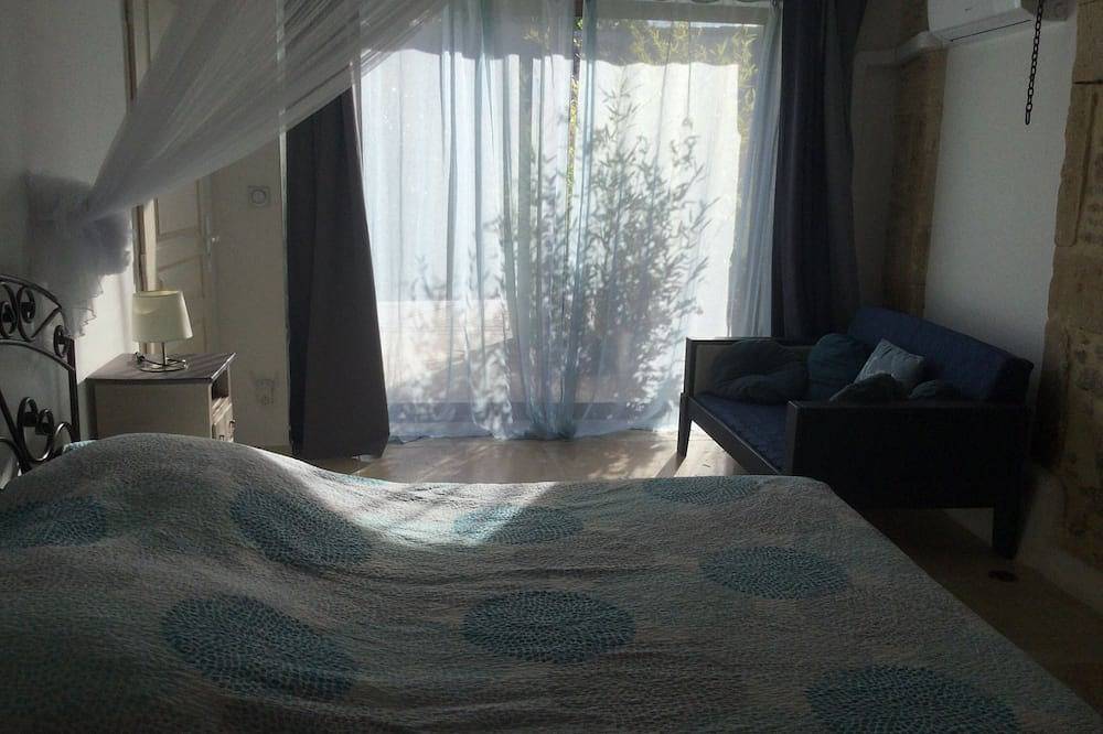 Provencal farmhouse in an estate with an exceptional view in Bollène, Vaucluse