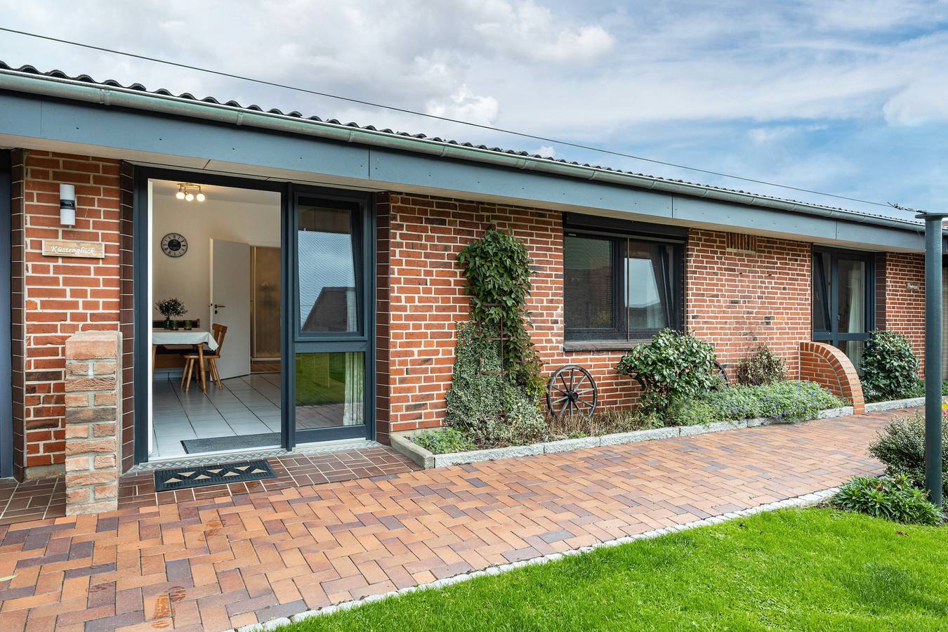 Ganze Wohnung, Ferienwohnung 'Küstenglück' mit gemeinsamer Terrasse, privatem Garten und Wi-Fi in Kronprinzenkoog, Dithmarschen