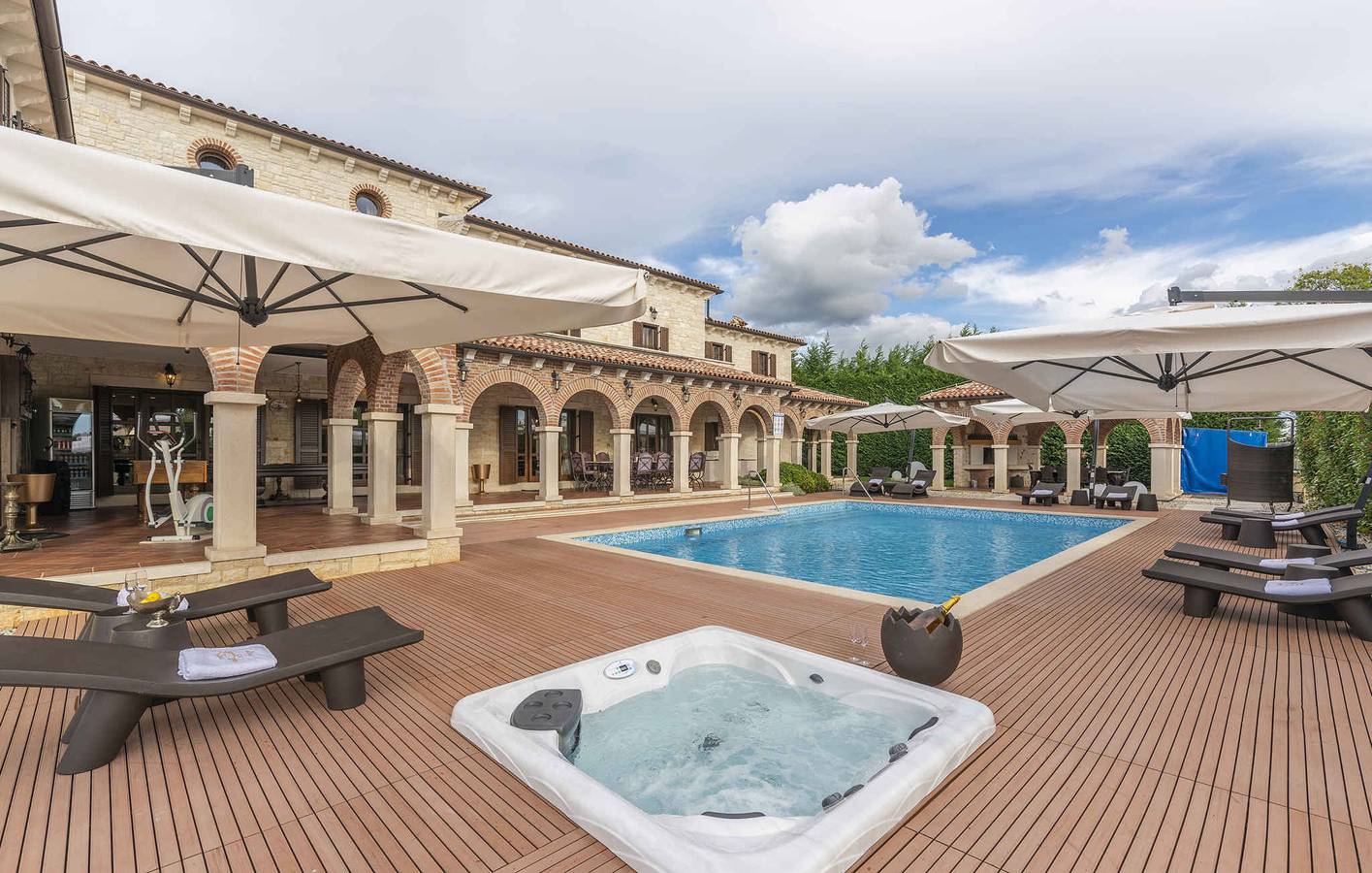 Villa mit toller Ausstattung, Meerblick, Pool und Jacuzzi  in Općina Višnjan, Zentralistrien