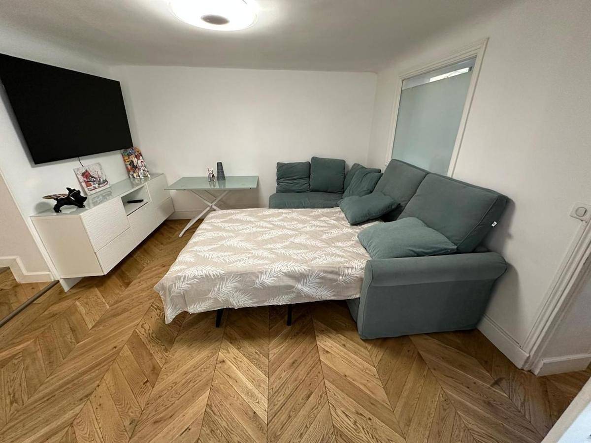 Appartement entier, Apartment with private garden at 5 min to station and Paris 15 min in Chaville, Hauts-de-Seine