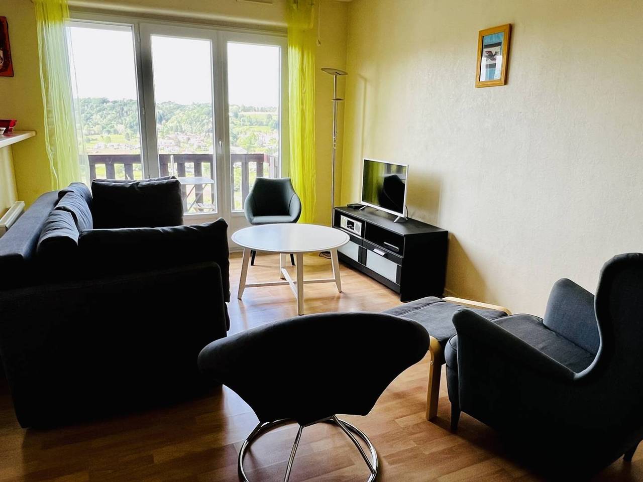 Entire apartment, Charming peaceful T2 with terrace, parking, and internet in Cambo-les-Bains in Cambo-les-Bains, Bayonne region