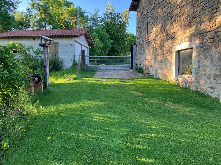 Gîte pour 2 personnes, avec terrasse ainsi que vue et jardin à Monlet - 4