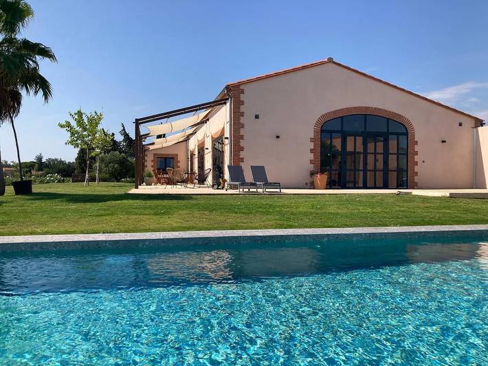 Gîte pour 15 personnes, avec Terrasse ainsi que Jardin et Piscine