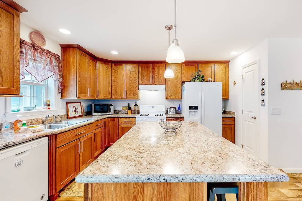 New home 3 blocks to Long Sands Beach with alfresco living in Cape Neddick, York County