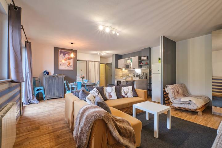 Apartamento entero, Gran apartamento a pie de pistas con vistas a la montaña, balcón y Wi-Fi in Chamrousse, Parque Nacional de los Ecrins