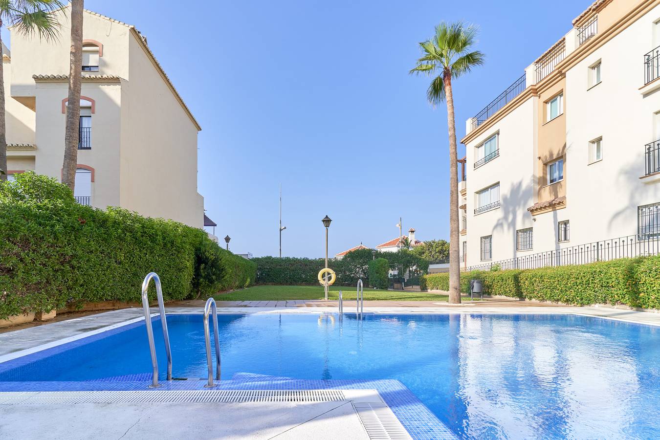 Entire apartment, Apartment 'Las Palmeras A92' with Sea View, Shared Pool and Wi-Fi in Torrox Costa, Torrox