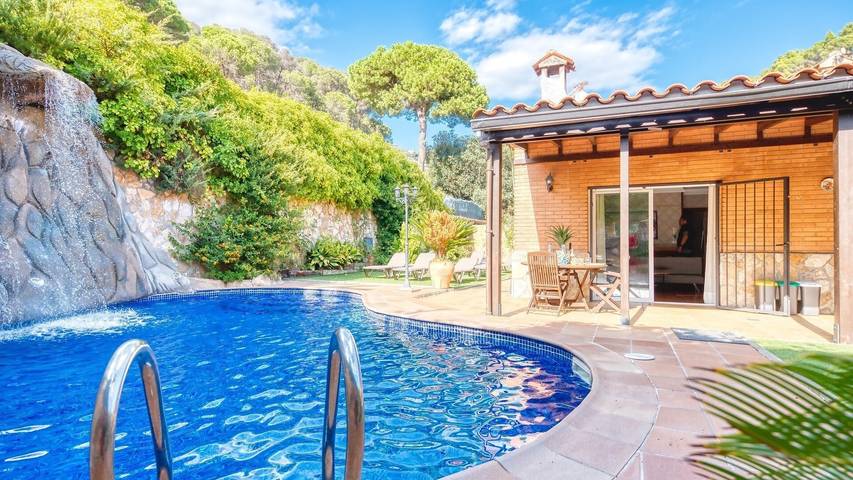 Villa "Costacabana - Alba" com piscina privada, terraço privado e Wi-Fi in Lloret de Mar, Costa Brava