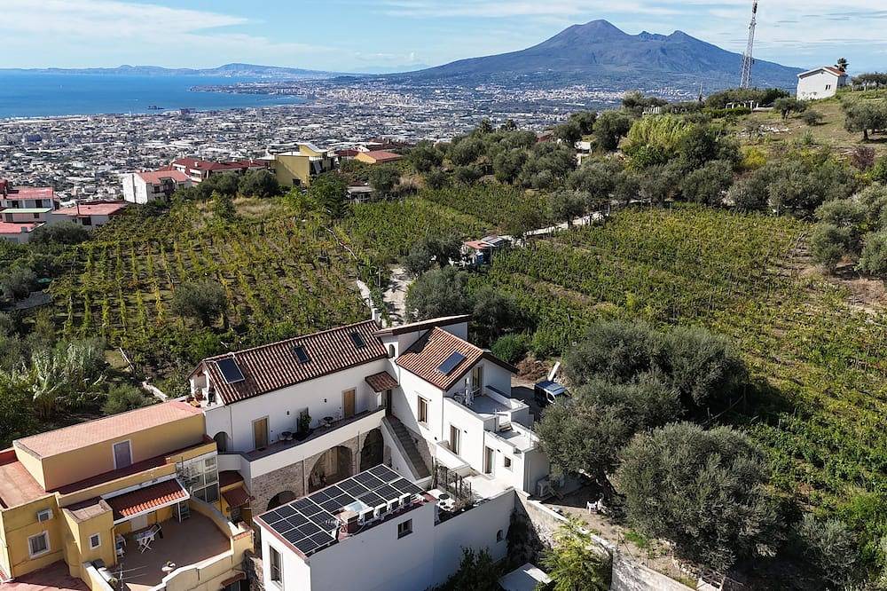 Cozy Country Farmhouse Surrounded by Nature · 3 Private Rooms · Near Pompeii in Casola di Napoli, Naples Province