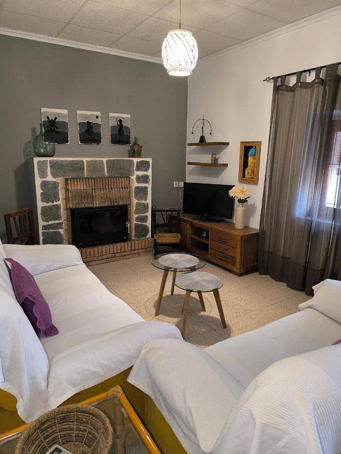 Gîte pour 9 personnes, avec terrasse à Liétor