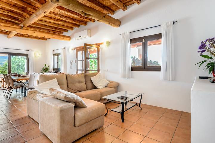 Villa con aire acondicionado, piscina, jardín, terraza y Wi-Fi; hay aparcamiento disponible in Santa Eulària des Riu, Ibiza Este
