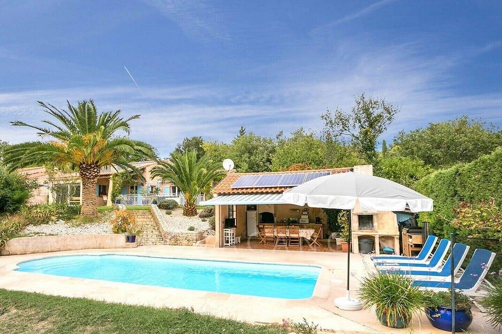 Provencal house in La Roquebrussanne, Côte méditerranéenne (France)