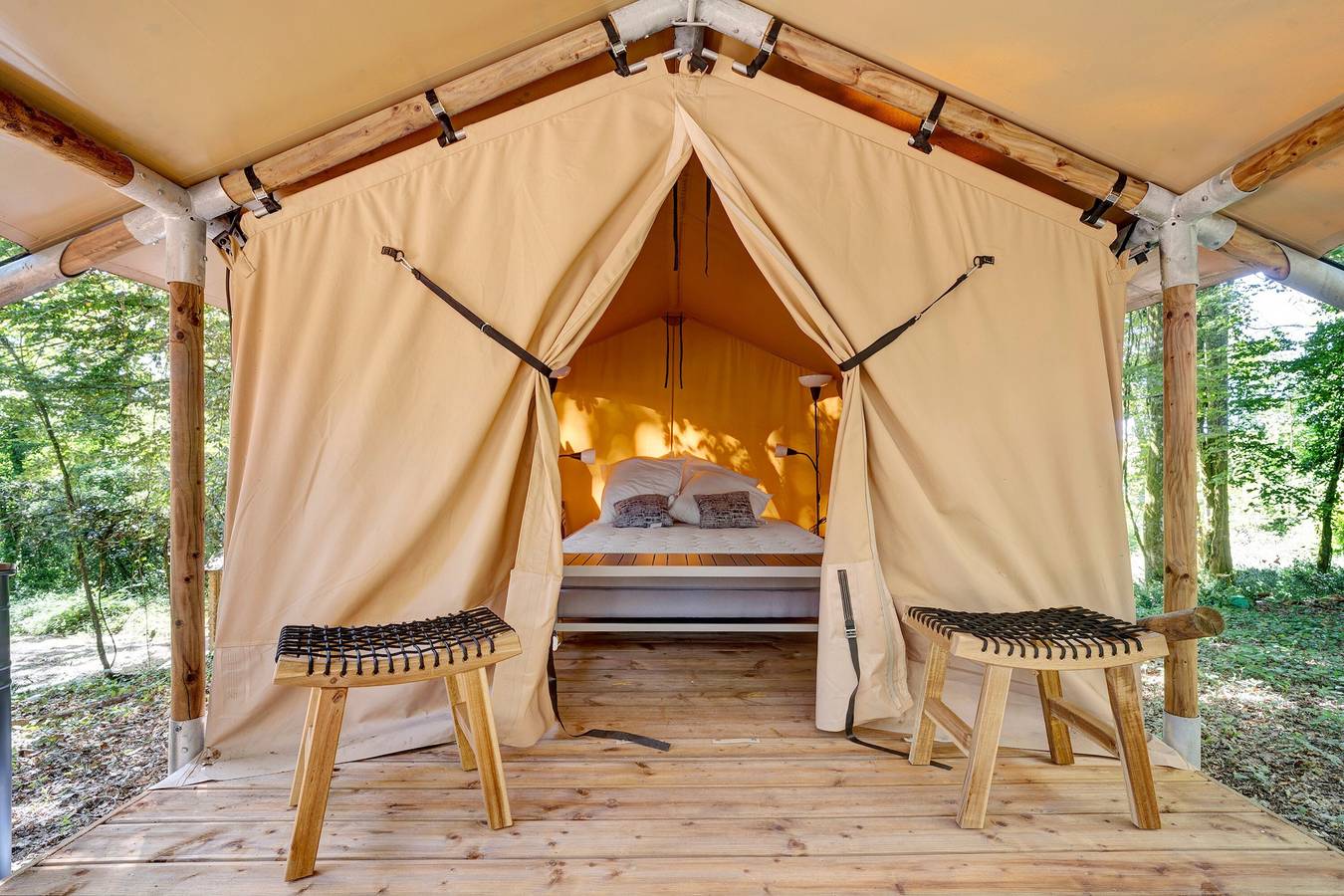Glamping « Tente Safari Luxe » avec piscine partagée in Calviac-en-Périgord, Périgord Noir