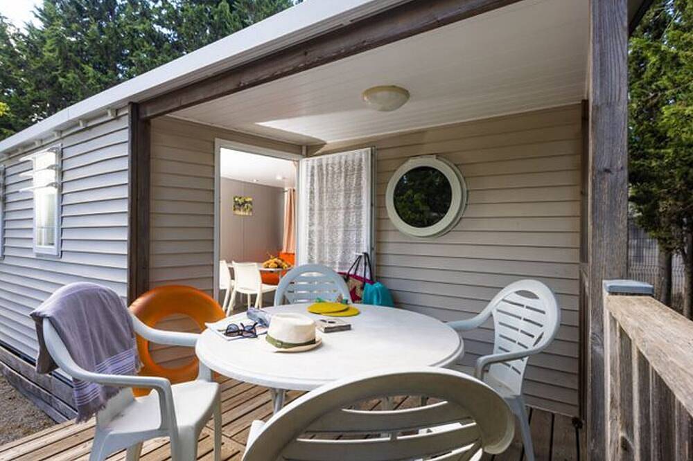 Comfortable mobile home with terrace in Lézignan-Corbières, Narbonne region