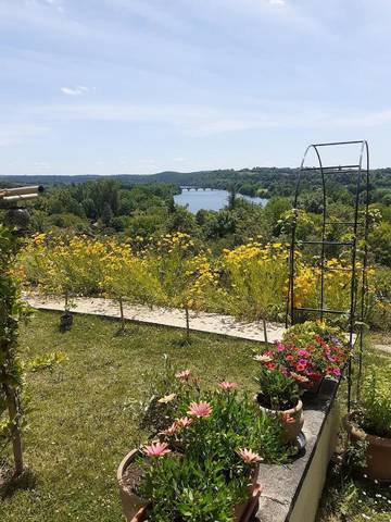 Gîte pour 2 personnes, avec vue sur le lac ainsi que jardin et vue à Trémolat