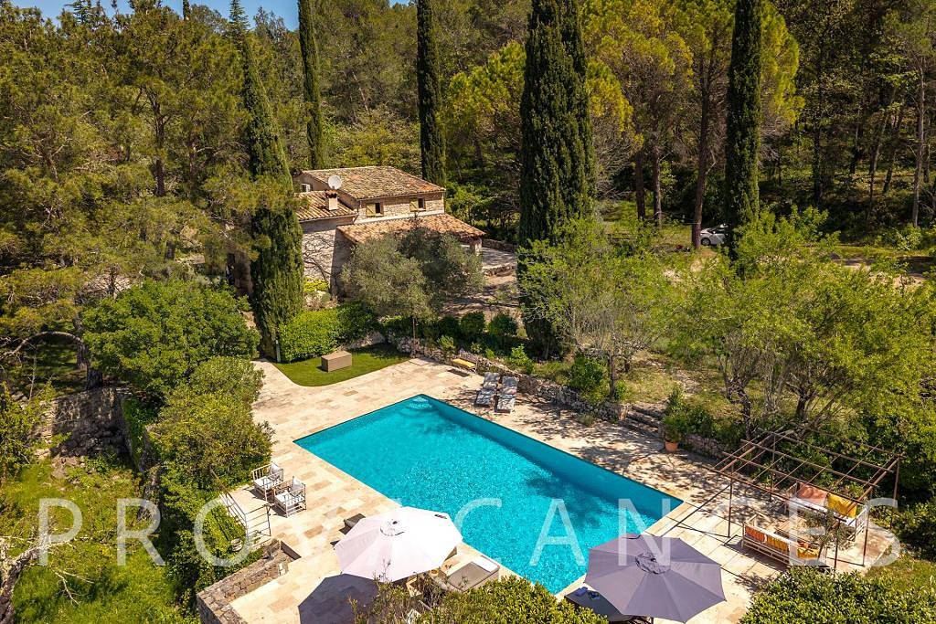 Flot stenhus med pool beliggende i smukke vinmarker i Provence in Callas, Draguignan regionen