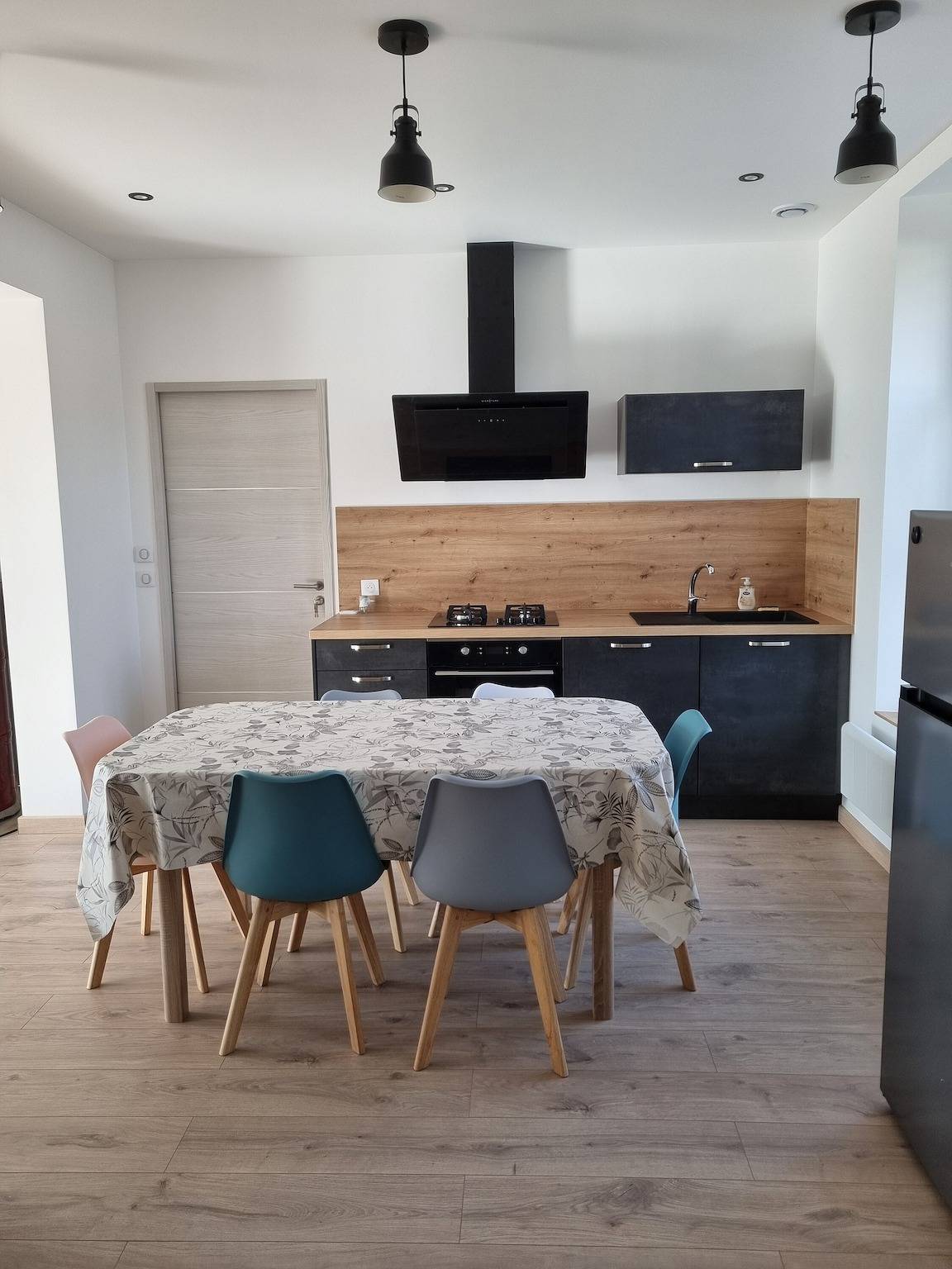 Country House 'Aux Hirondelles' with Private Terrace, Garden, and Wi-Fi in Montceaux-lès-Provins, Seine-et-Marne