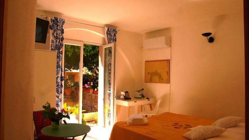Maison d’hôte pour 2 personnes, avec Terrasse ainsi que Jardin et Vue dans Santa Teresa Gallura