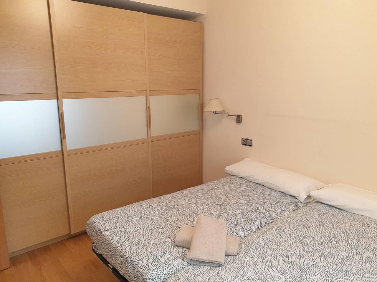 Entire apartment, Spacious 3-Bedroom Apartment in Central Jaca with Parking and Modern Amenities in Jaca, Spanish Pyrenees