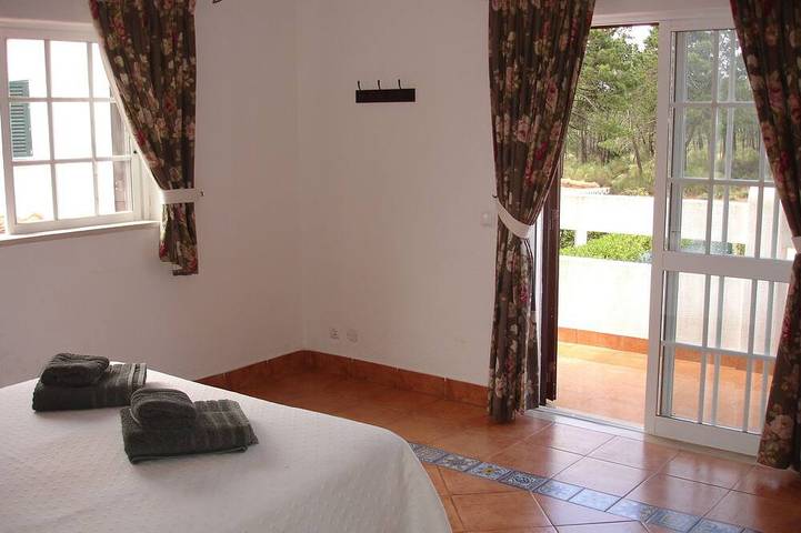 26149/Al Lovely 4 bed 3 bath villa with large fenced pool, 250 metres to beach in Monte Gordo, Faro Distrikt