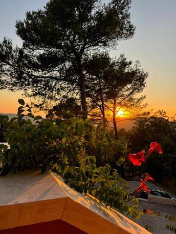 Gîte pour 4 personnes, avec terrasse et vue ainsi que piscine et jardin à Beaurecueil