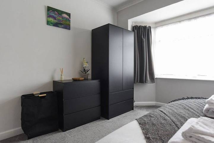 Spacious Portchester Home with Garden & Parking in Fareham, Hampshire