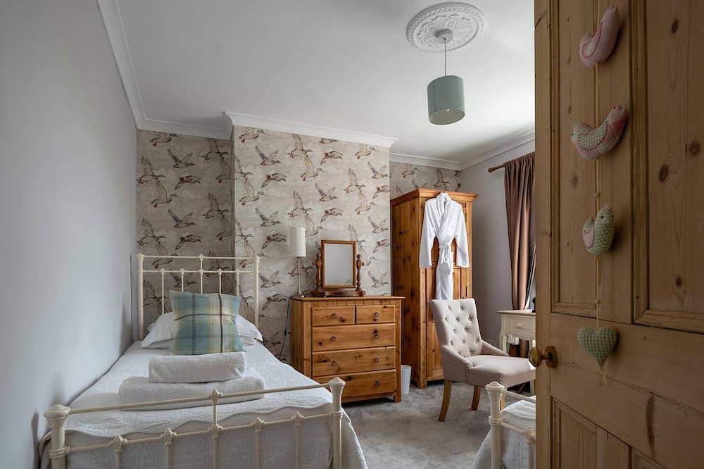 Hot tub, sauna, sea views, sleeps 16, hen & birthday weekends, family holidays in Mundesley, Norfolk Coast