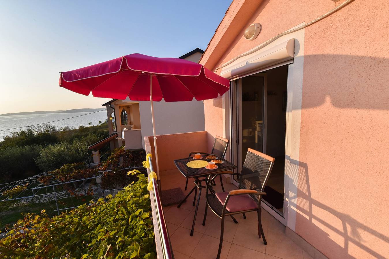 Ganze Wohnung, 2-Zimmer-Ferienwohnung mit Terrasse und Meerblick Rtina - Miletici (Zadar) A-11548-a in Rtina, Zadar