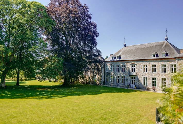 Gîte pour 35 personnes, avec Terrasse et Jardin ainsi que Sauna et Vue sur le lac à Ciney