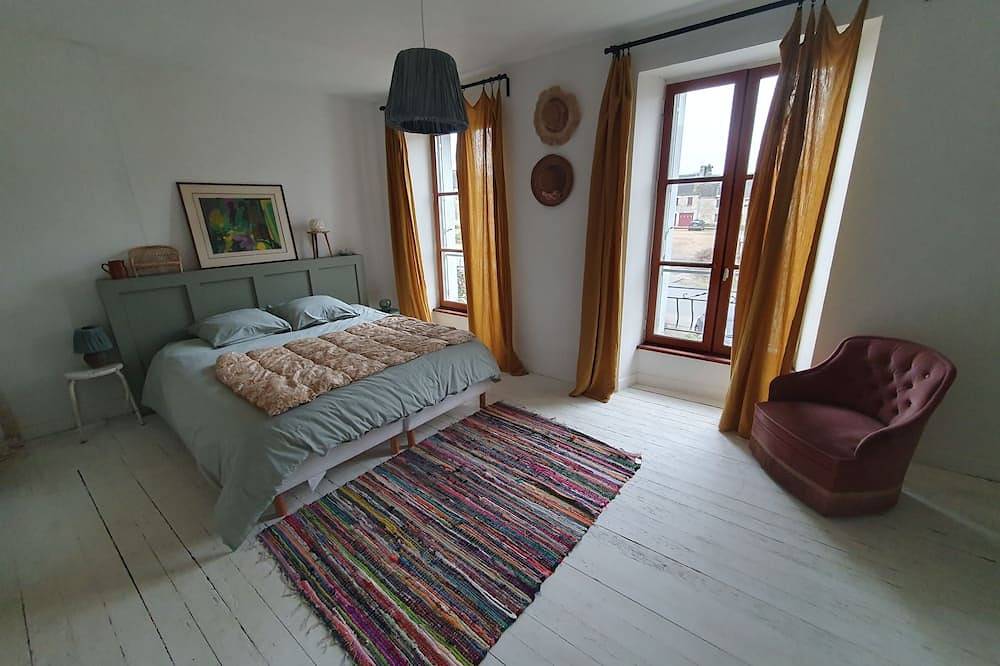 Maison Pour 6 Personnes au Centre de Guerlesquin Finistere in Guerlesquin, Parc naturel régional d'Armorique