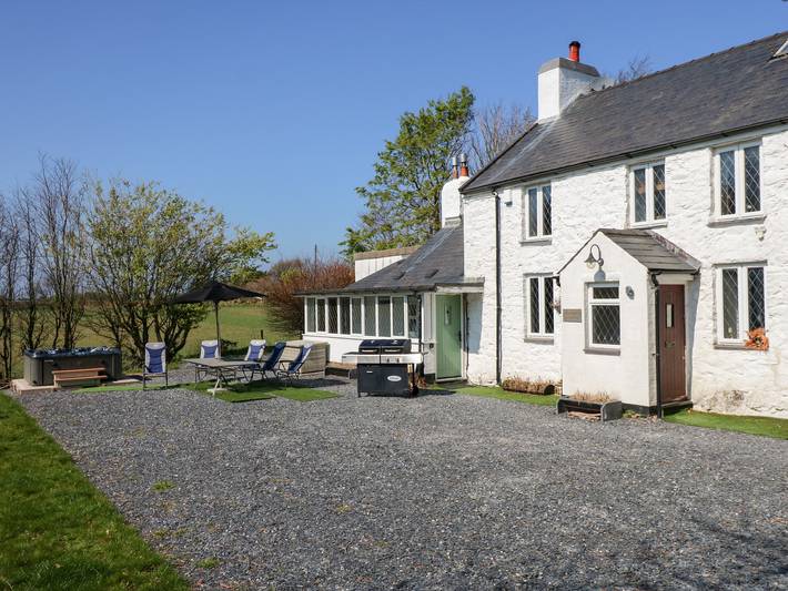Cottage for 10 people, with garden, with pets in Nefyn