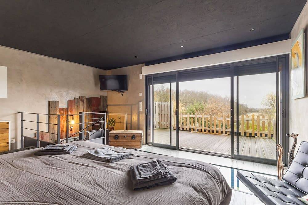 Industrial-style gîte near Grandlieu Lake, private parking in Saint-Mars-de-Coutais, Nantes region