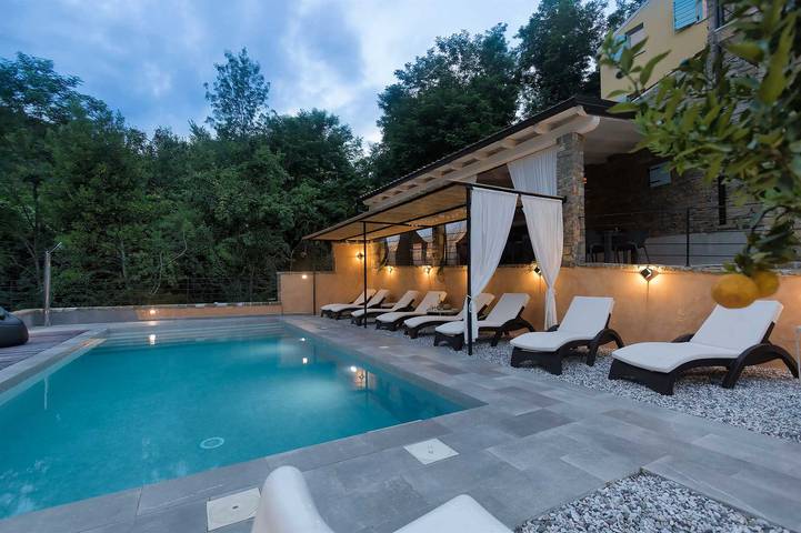 Schöne istiranische Villa für bis zu 12 Gäste mit privatem Pool in Livade, Općina Oprtalj