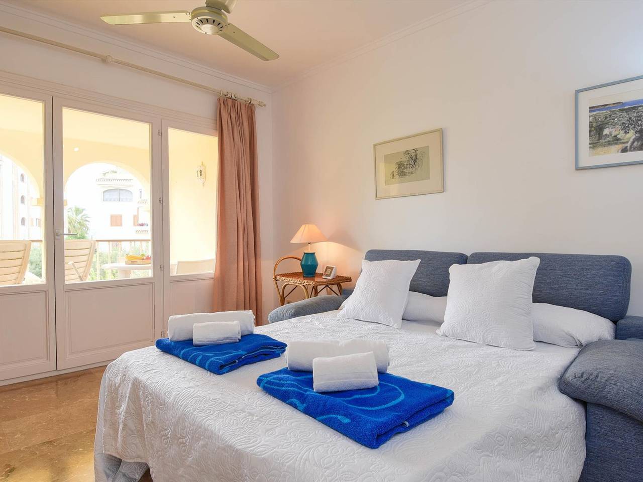 Entire apartment, Beachfront Apartment in Javea with Pool, A/C, and Nearby Amenities in Javea Port, Jávea