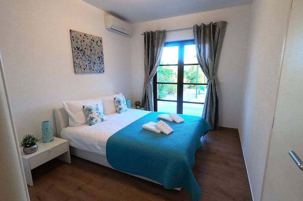 Villa Cecilia (5 *): Steinhaus, Beheizter Innenpool, Spielplatz, Fitnessraum in Lakmartin, Krk