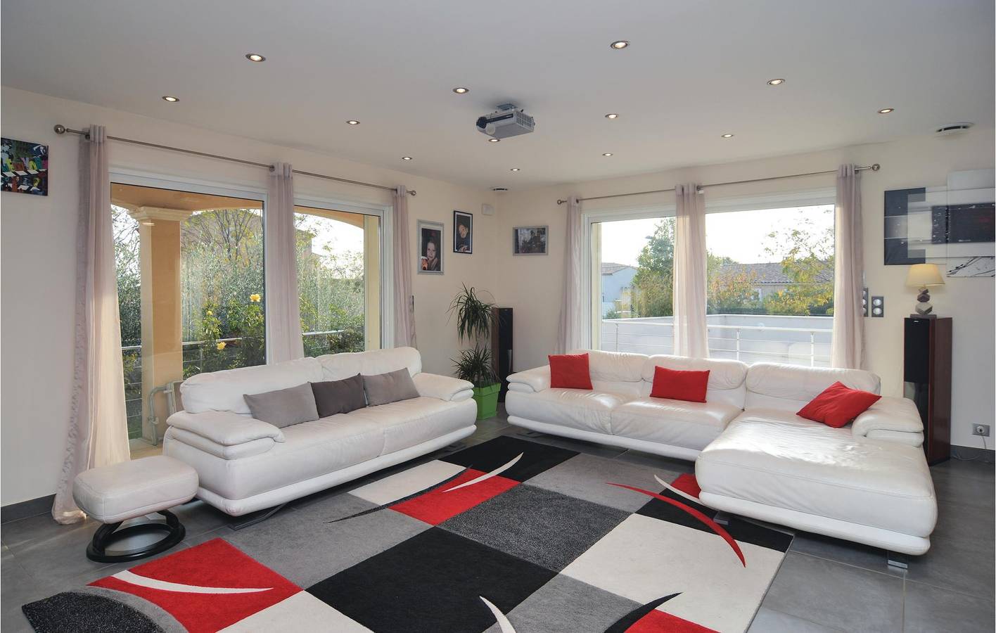 Geräumige Wohnung mit Pool und Parkplatz in Saint-Gilles in Saint-Gilles, Mittelmeerküste (Frankreich)