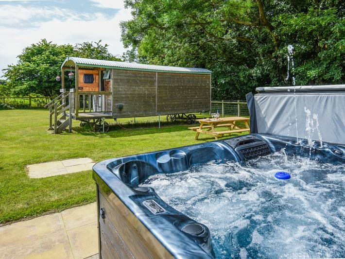 Glamping for 4 people in Shropshire