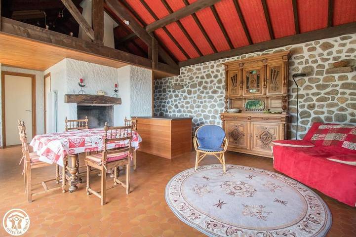 Gîte pour 4 personnes, avec jardin à Cournols