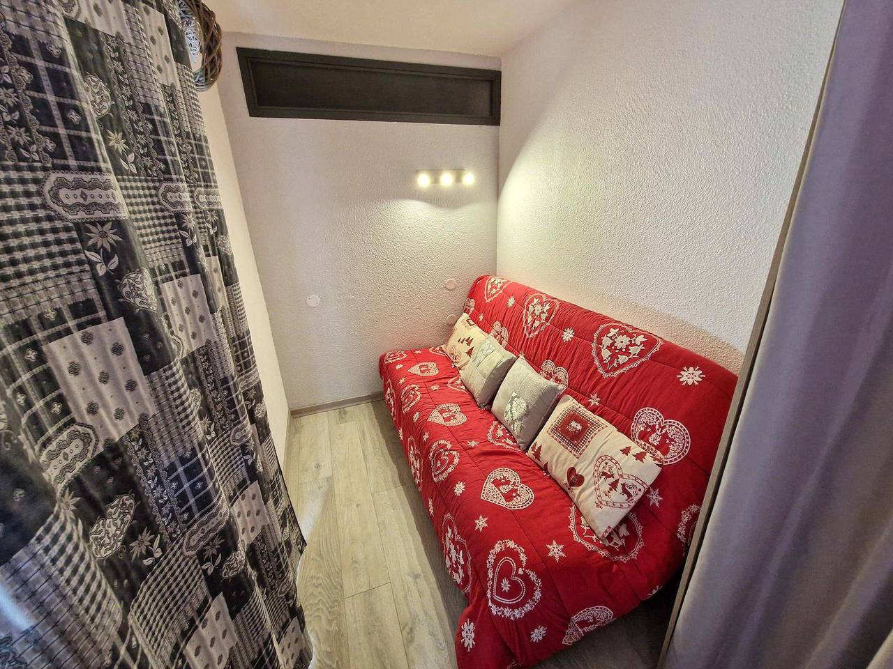Apartamento entero, Apartamento de 2 habitaciones + cabina para 4/6 personas en el corazón de la estación con Wifi in Valfréjus, Modane