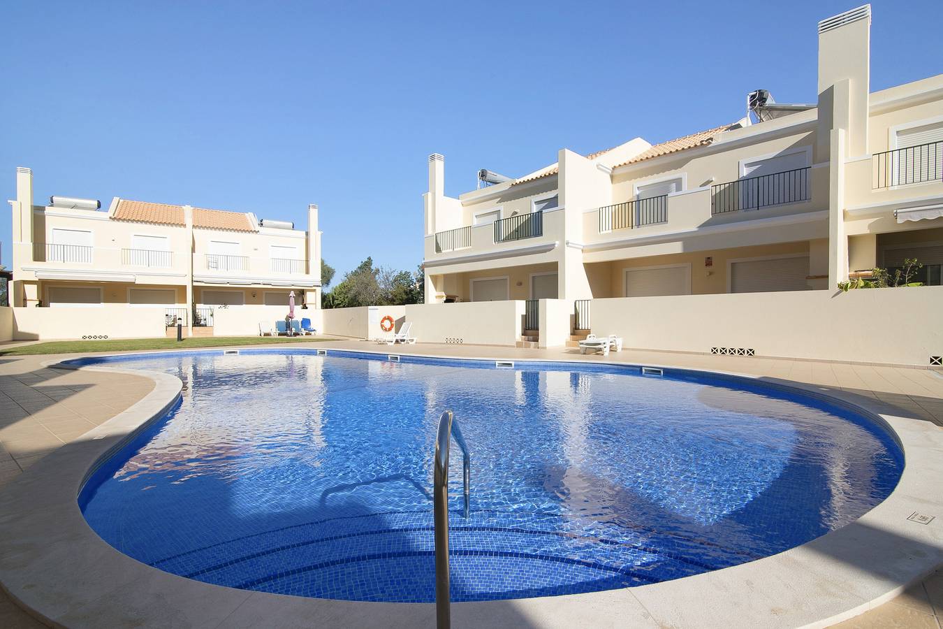 Apartamento inteiro, Apartamento 'Casinha Dos Serves' com Piscina Partilhada, Wi-Fi e Ar Condicionado in Ferreiras, Distrito de Faro