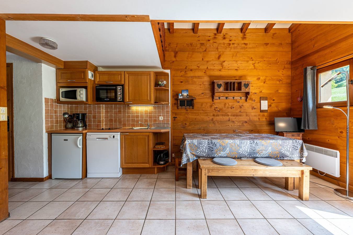 Appartement entier, Appartement 'Le Lachat' avec vue sur les montagnes, terrasse partagée et Wi-Fi in Cohennoz, Région d'Albertville