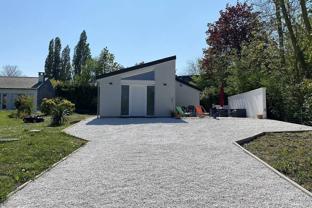 Villa with garden and private parking in Halluin, Lille region