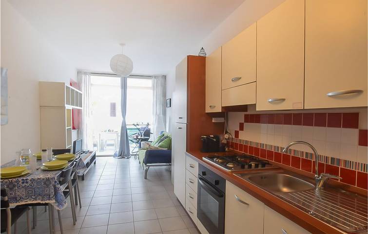 Appartamento intero, Appartamento al piano terra con vista mare, aria condizionata, parcheggio, cucina, internet (1.5 km dalla spiaggia) in Isca sullo Ionio, Provincia di Catanzaro