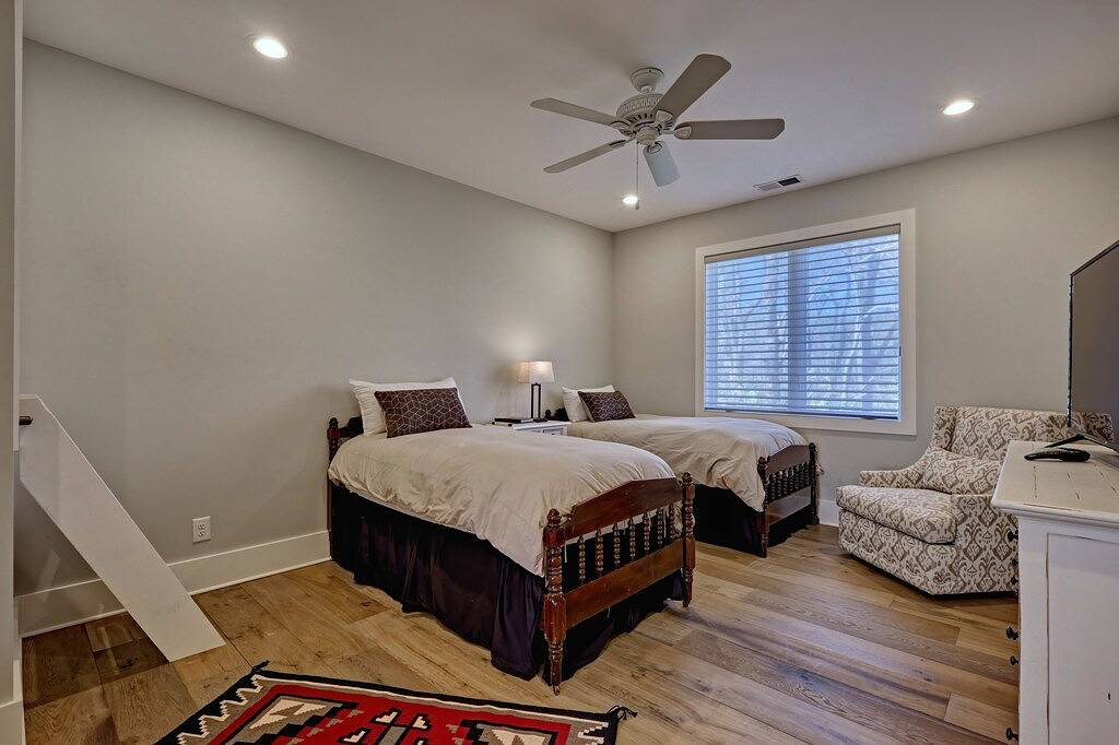 Dancing Bear Walk to Town: Spacious 3Br home in Highlands with wooded views. in Highlands (NC), Macon County