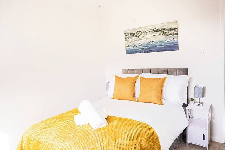 Modern Deluxe Apartment with Balcony. Family Friendly Central Location! in Milton Keynes, Südostengland
