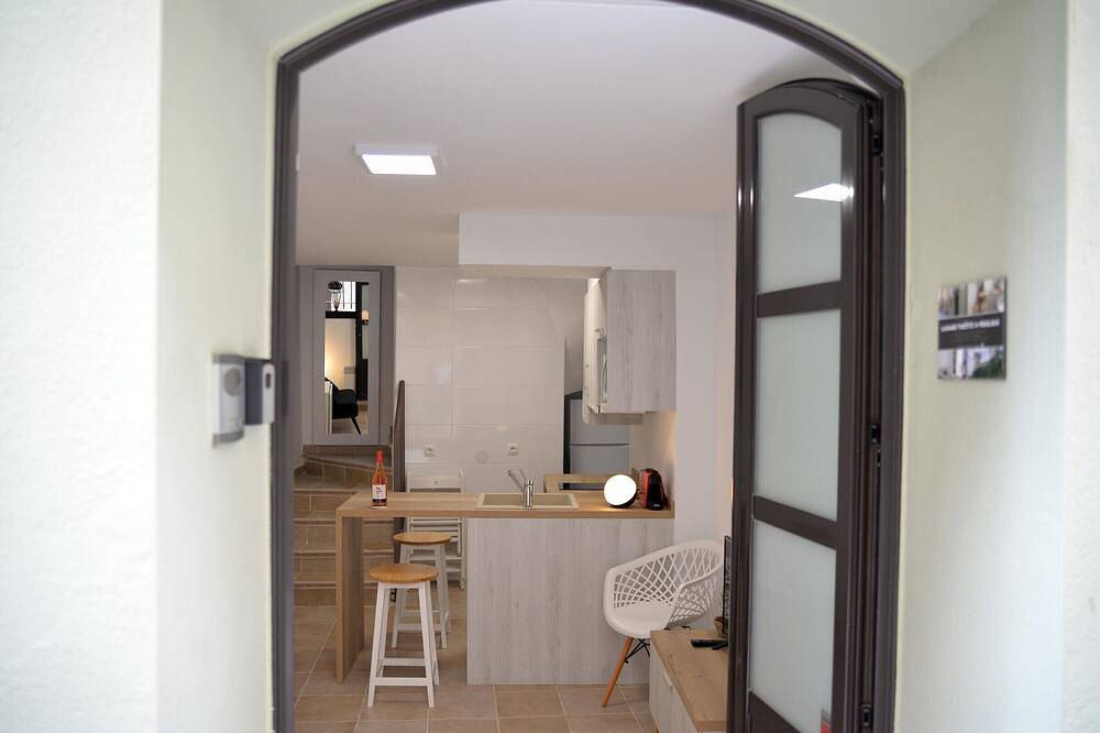 Entire apartment, Charming Village House in Central Peralada with Modern Amenities in Peralada, Upper Empordà