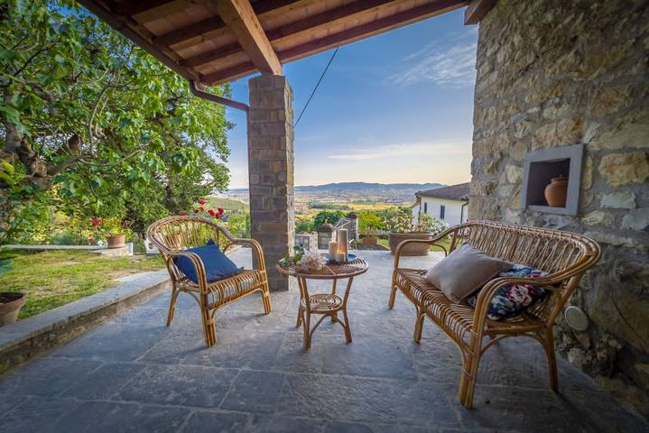 Agriturismo per 8 persone, con Giardino in Provincia di Prato