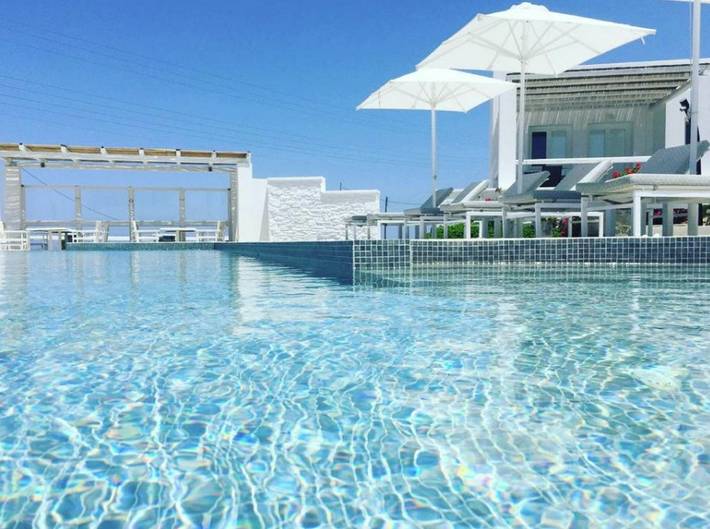 Location de vacances pour 3 personnes, avec vue sur l’océan ainsi que balcon et piscine dans Folégandros