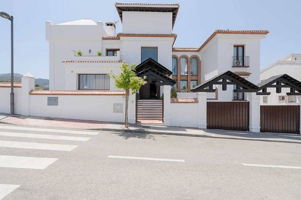 Homerez - Spacious Villa in Granada with Private Pool and Jacuzzi in La Zubia, Granada Province